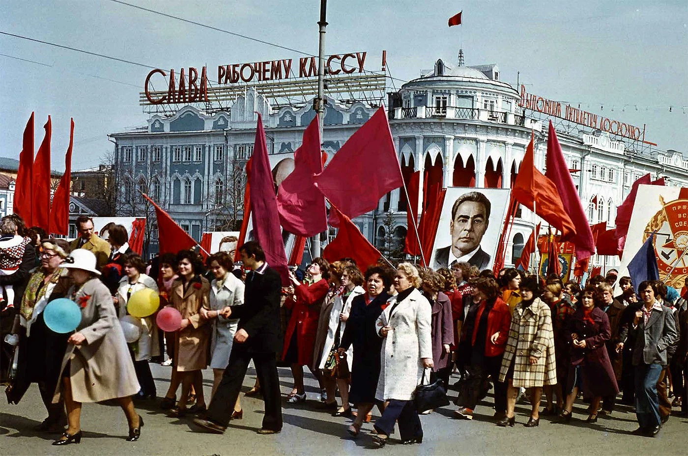 НАВСТРЕЧУ ПЕРВОМАЮ!